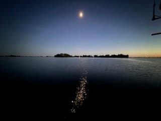 Maan reflecteert op het Heegermeer