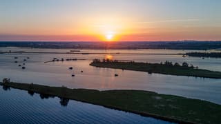 Bootjes kijkend naar de zonsondergang 24-5-'26
