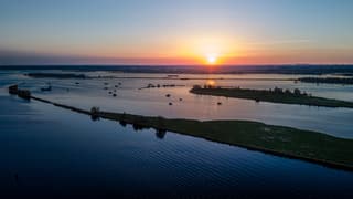 Bootjes kijkend naar de zonsondergang 24-5-'26