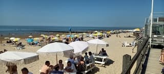 Tweede Pinksterdag met een volle strand 