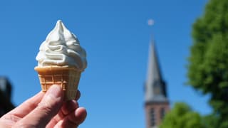 Strak blauwe lucht en een heerlijk ijsje