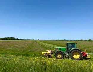 Boeren zijn druk aan het maaien 