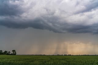 Veel regen onder deze onweersbui