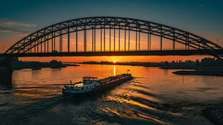 De Waalbrug tijdens zonsopkomst 