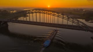 Heldere zonsopkomst in Nijmegen