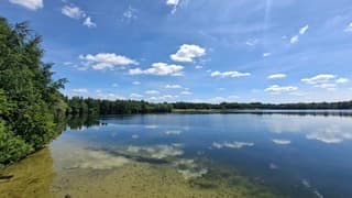Helder water, weinig wind, weerspiegeling wolken