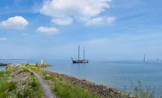 Een vlak IJsselmeer bijna geen wind