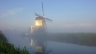 Zon, mist en een prachtig landschap met molen 