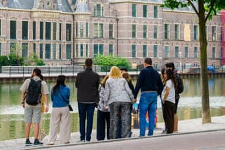 Gluren naar de Binnenhof buren. 