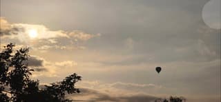 Luchtballon bij ondergaande zon