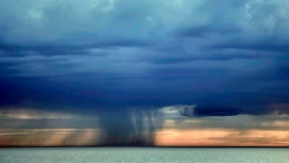 Plons regen boven zee 