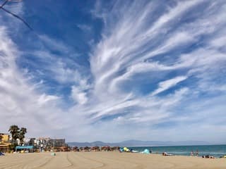 Wolkenluchten aan het strand in Spanje