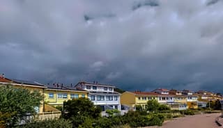 wolken en zon langs de kust 