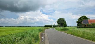 Donkere regenwolken boven de provincie Groningen 