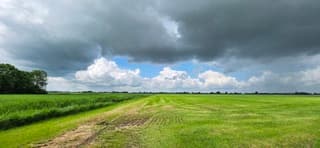 Donkere regenwolken boven de Groninger landerijen 