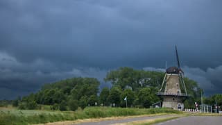 Molen in het zonnetje tijdens de regen