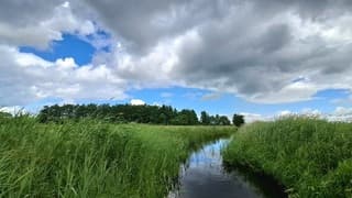Wolken met opklaringen 