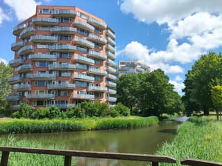 Woonflat in het zonnige groen.