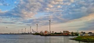 windmolens in de ochtendzon in Velsen Noord
