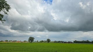 wolkenlucht met zon
