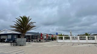 Bewolkt strand