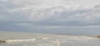 Prachtige wolkenlucht boven zee Scheveningen 