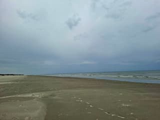 DREIGENDE LUCHT BOVEN STRAND SCHIERMONNIKOOG. 