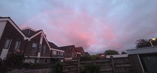 Regenboog in de roze wolken