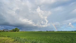 Rolwolk met regenboog