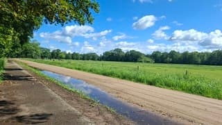 Alles wat achterblijft zijn de plassen langs de weg.