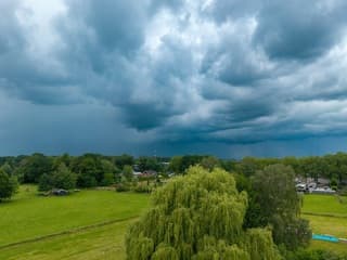 Donkere wolken boven Aalten.