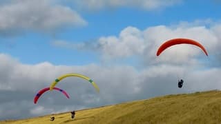 Stevige wind aan zee 