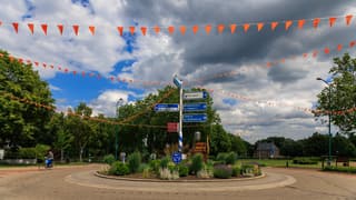 Mill maakt zich klaar voor een feestje op de rotonde! 