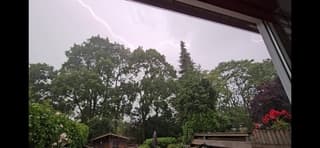 Bliksem achter wolk