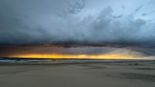 Explosieve zonsondergang vanavond met rolwolk