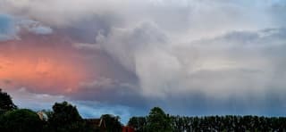 Mooie wolkenluchten, kleuren en valstrepen 