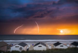 Dubbele blikseminslag bij zonsondergang!
