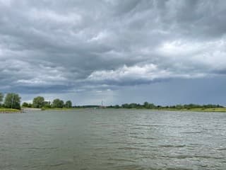 Donkere wolken boven de Rijn in Wageningen