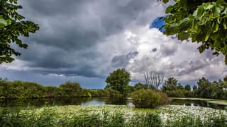 Donkere wolken en later regen in Meteren om 11.30 uur 