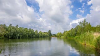 Zon, blauw en wolken rond 11.00 uur in Meteren 