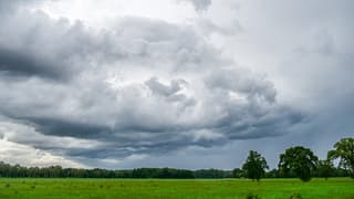 Een flinke regenbui in aantocht