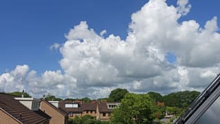 Zon en wolken.