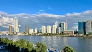 Begin van de ochtend zonnig en strakblauw 