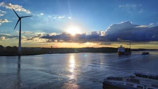 Zon piept mooi over wolk bij het Noordzeekanaal 