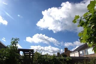 Zon en wolken