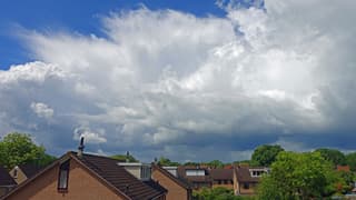 Zon en wolken en buien.