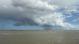 Wolken en regen boven Ameland 