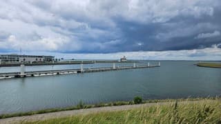 Donkere wolken pakken zich samen boven de Westerschelde met vorming van windhoos