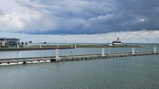 Donkere wolken pakken zich samen boven de Westerschelde met vorming van windhoos