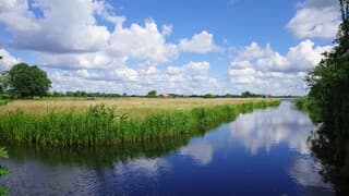 Zon en stapelwolken in een schitterend polderlandlandschap net buiten Utrecht
